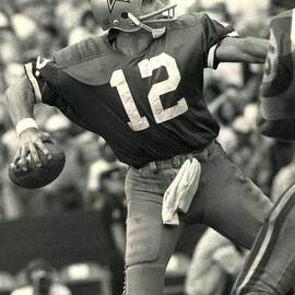 Roger Staubach Vintage NFL Poster by Gianfranco Weiss